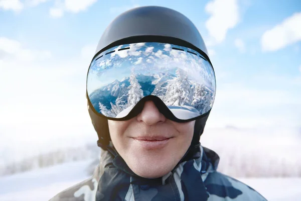 Gafas Esquí Con Reflejo Las Montañas Nevadas Hombre Fondo Cielo —  Fotos de Stock