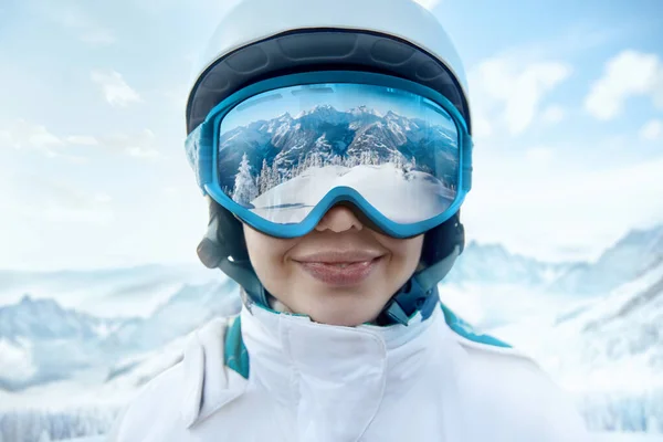 Dağların Mavi Gökyüzünün Arkasındaki Kayak Merkezindeki Kadın Kayak Maskesine Yansıyan — Stok fotoğraf