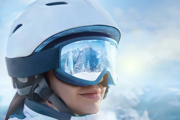 2015 Portrait Young Woman Ski Resort Background Mountains Blue Sky — 스톡 사진