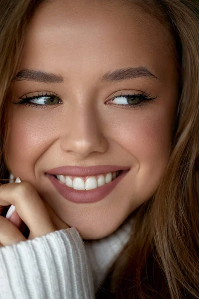 아름다운 여성은 치아를 가까이 웃으며 행복하게 긍정적 아름다움 — 스톡 사진