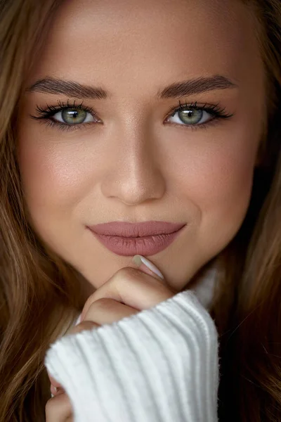 Mulher Bonita Com Pele Limpa Fresca Sobre Fundo Preto Face — Fotografia de Stock