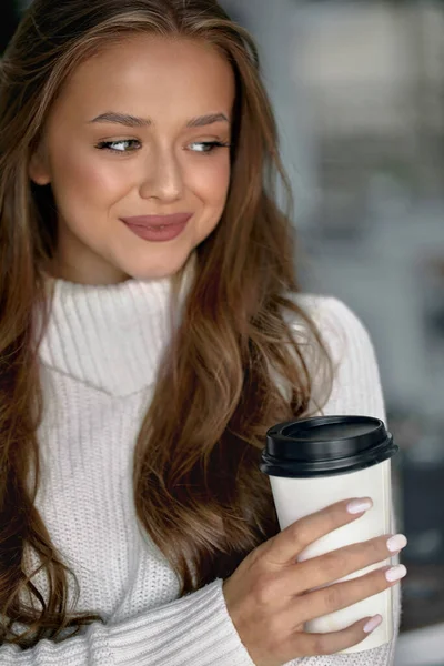 Mulher Segura Café Para Retrato Menina Sorridente — Fotografia de Stock