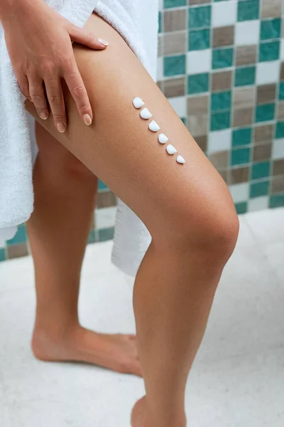 Creme Perna Mão Mulher Está Aplicando Loção Hidratante Pele Beleza — Fotografia de Stock
