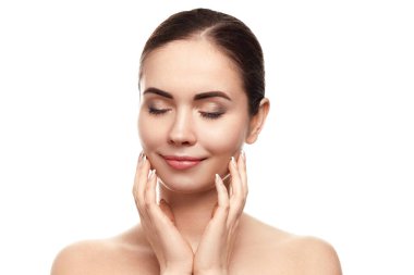 Doğa makyajlı güzel bir kadın. Doğal ciltli bir yüz. Cilt bakımı. Kozmetik, güzellik ve kaplıca.