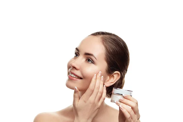 Hermosa Mujer Sonriente Con Piel Facial Limpia Aplicando Crema Cosmética — Foto de Stock