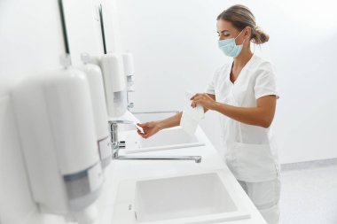 Hijyen, sağlık hizmetleri. Kadın doktorların ya da hemşirelerin ellerini yıkadıktan sonra kağıt mendille kurutarak ellerini kapat.