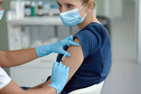 Mujer Doctora Sosteniendo Jeringa Haciendo Covid Dosis Inyección Vacunación Hombro — Foto de Stock
