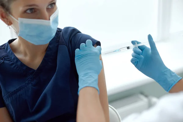 Mujer Doctora Sosteniendo Jeringa Haciendo Covid Dosis Inyección Vacunación Hombro — Foto de Stock