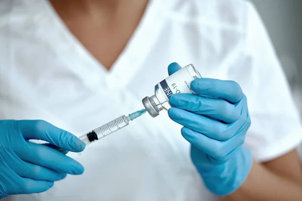 Mujer Doctora Científica Laboratorio Sosteniendo Una Jeringa Con Vacunas Vacuna — Foto de Stock