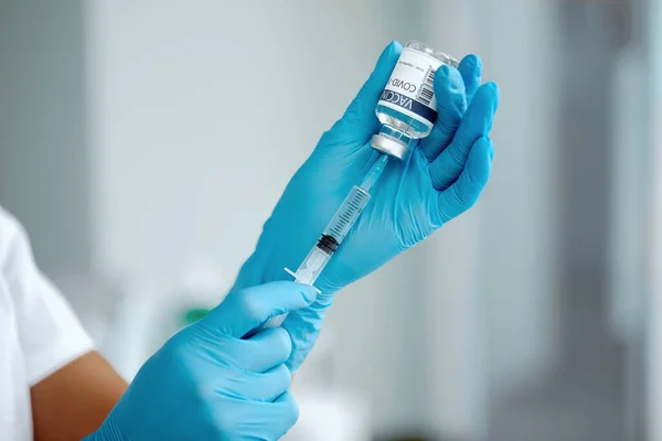 Doctora Laboratorio Sosteniendo Una Jeringa Con Vacunas Vacuna Covid Mano — Foto de Stock