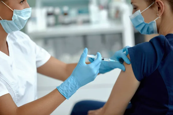 Vacunación Concepto Prevención Enfermedades Mujer Con Mascarilla Médica Recibiendo Vacuna — Foto de Stock