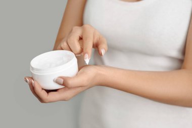 Yakından bir kadın ellerine koruyucu krem sürüyor. El bakımı. Kozmetik kremi. Güzellik ve vücut bakımı kavramı