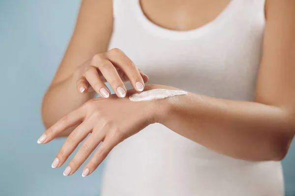 Close Mãos Femininas Aplicando Creme Mão Loção Cuidados Com Pele — Fotografia de Stock