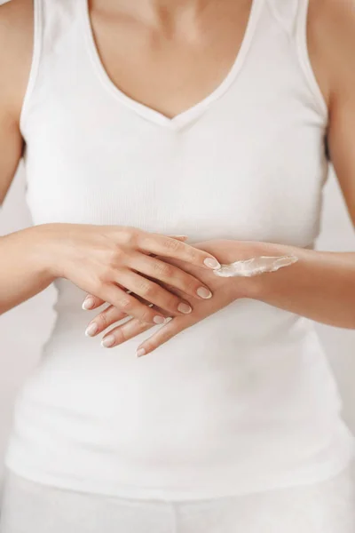 Fechar Mãos Femininas Aplicando Creme Mão Cuidados Com Pele Mão — Fotografia de Stock