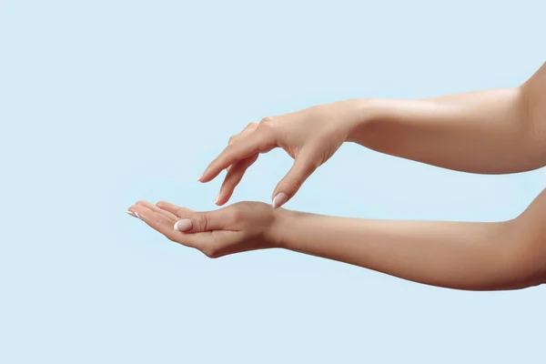 Großaufnahme Von Schönen Frauenhänden Mit Französischer Maniküre Auf Nägeln Isolieren — Stockfoto