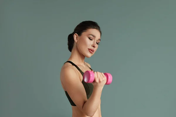 Frau Macht Übungen Mit Kurzhanteln Stärkt Ihren Körper Hause Inländisches — Stockfoto