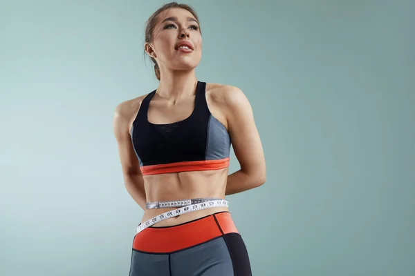 Fit Fitness Girl Misst Ihre Taille Mit Maßband Gewichtsverlust Schlanker — Stockfoto