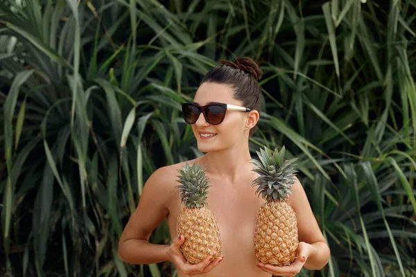 Young Beautiful Girl Posing Tropical Background Holding Pineapples Hands Woman — Stock Photo, Image