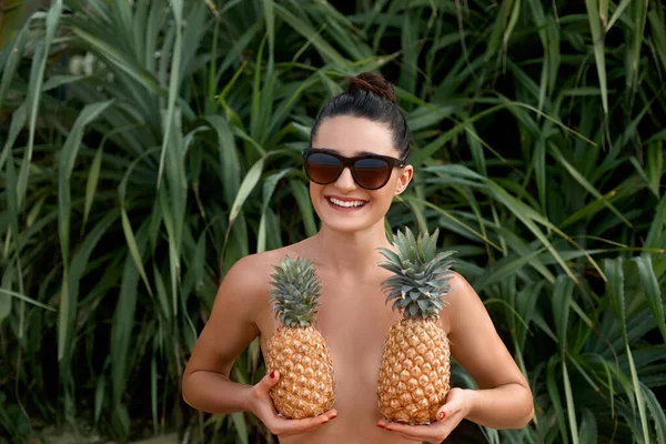 Beautiful Cheerful Nude Girl Holding Pineapple Breast Tropical Background Woman — Stock Photo, Image