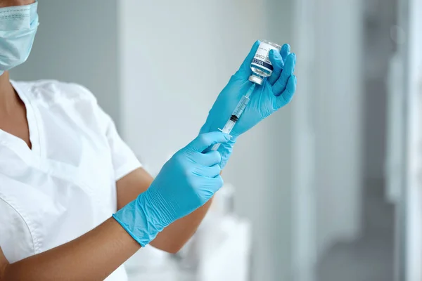 Doctora Laboratorio Sosteniendo Una Jeringa Con Vacunas Vacuna Covid Mano — Foto de Stock