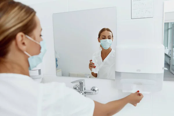 Hygiene Gesundheitsversorgung Ärztin Oder Krankenschwester Trocknen Nach Händewaschen Krankenhaus Die — Stockfoto