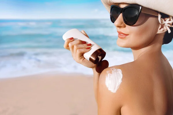 Sonnenschutz Schöne Frau Bikini Mit Sonnencreme Auf Gebräunter Schulter Haut — Stockfoto