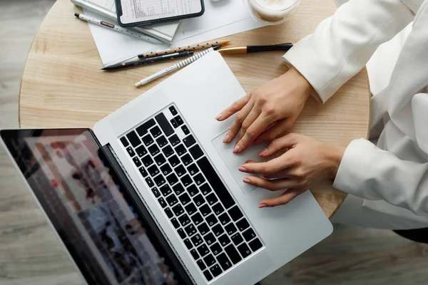 Primer Plano Una Mujer Con Las Manos Ocupadas Escribiendo Portátil — Foto de Stock