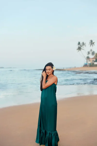 Porträt Einer Schönen Jungen Frau Kleid Strand Hübsches Mädchen Tropischen — Stockfoto