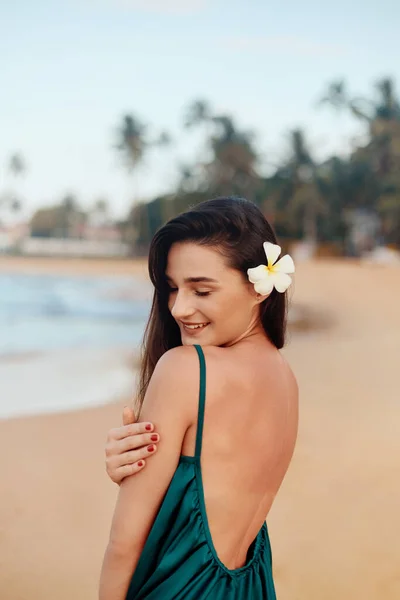 Junge Lächelnde Frau Porträt Der Schönen Mädchen Badebekleidung Mit Meer — Stockfoto