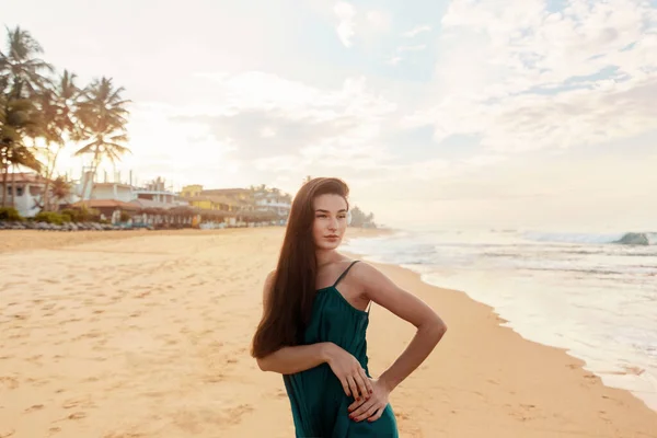 Porträt Einer Schönen Jungen Frau Kleid Strand Hübsches Mädchen Tropischen — Stockfoto