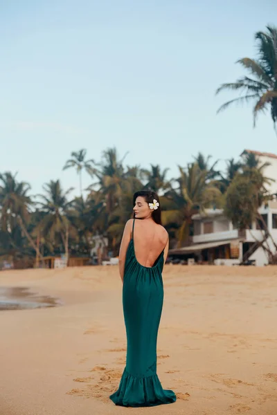 Porträt Einer Schönen Jungen Frau Kleid Strand Hübsches Mädchen Tropischen — Stockfoto