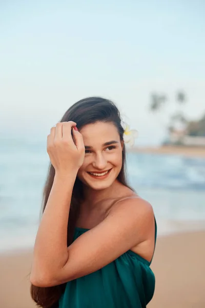 아름다운 여자가 피부를 만지고 아름다운 해변에 있습니다 밖에서 미소짓는 — 스톡 사진