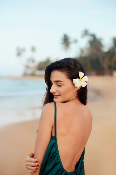 Junge Lächelnde Frau Porträt Der Schönen Mädchen Badebekleidung Mit Meer — Stockfoto