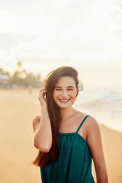 Счастливая Женщина Пляже Красивая Девушка Молодая Красивая Девушка Портрет Улыбающейся — стоковое фото