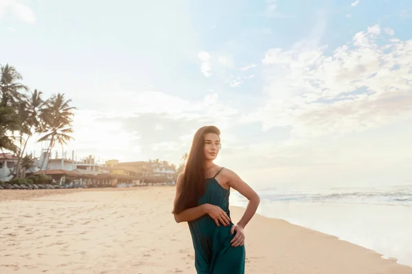 Junge Lächelnde Frau Strand Porträt Der Schönen Mädchen Mit Ozean — Stockfoto