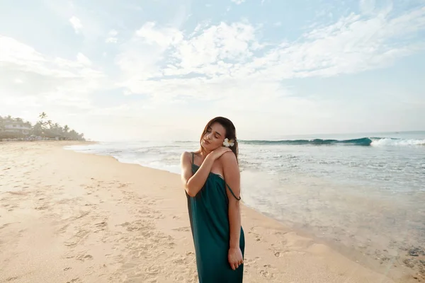Portrait Beautiful Young Woman Dress Beach Pretty Girl Tropical Beach — Stock Photo, Image