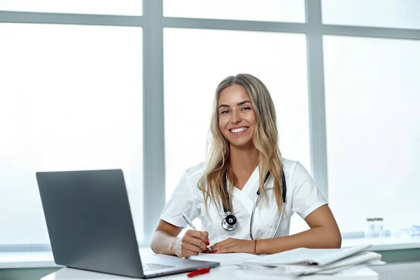 Жінка Лікар Працює Своїм Ноутбуком Медичному Офісі — стокове фото