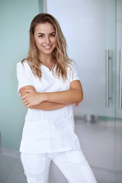 Усміхнена Жінка Лікар Лікарняному Коридорі — стокове фото