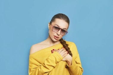 Dilek tutan, dua eden, şükran işareti gösteren, kalbinde el ele tutuşan barışçıl genç bir kadın. Ukrayna Konseptini Sev.