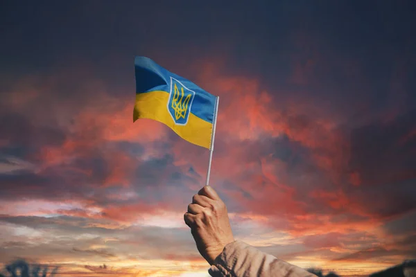 Український Прапор Тлі Палаючого Неба Ніякої Війни Підтримка України — стокове фото