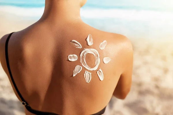 Solskydd Solkräm Kvinna Tillämpa Sun Cream Solbränd Axel Form Solen — Stockfoto