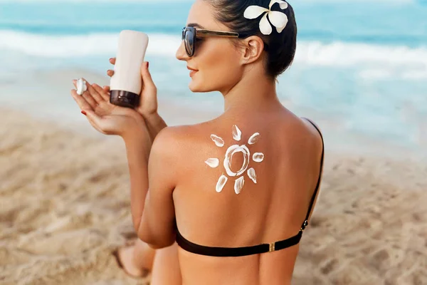 Proteção Solar Creme Solar Mulher Beleza Aplicando Creme Solar Ombro — Fotografia de Stock