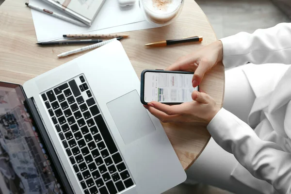 Primeros Planos Las Mujeres Las Manos Sosteniendo Teléfono Trabajando Ordenador — Foto de Stock