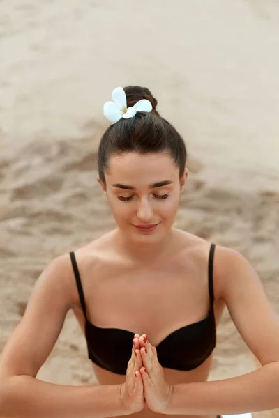 Mulher Pratica Ioga Medita Posição Lótus Ebeach Menina Bonita Fazendo — Fotografia de Stock