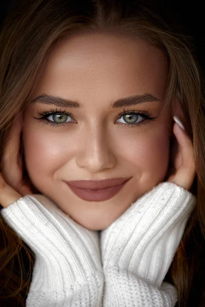 Siyah arka planda taze cildi temiz genç bir kadın, yüz bakımı, yüz bakımı, kozmetoloji, güzellik ve kaplıca.