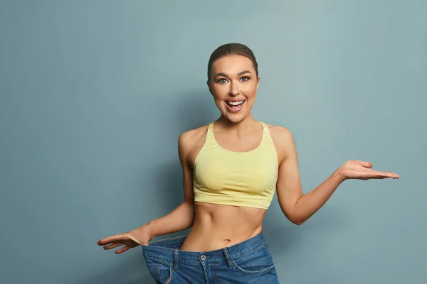 Schlanke Schöne Frau Trägt Jeans Großformat Diät Und Gesundheitskonzept Überraschte — Stockfoto