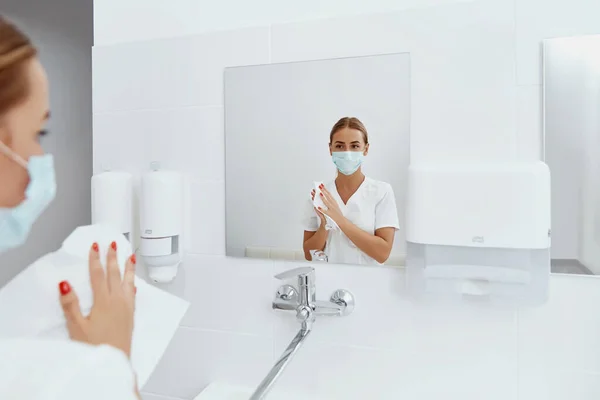 Гигиена Здравоохранение Женщина Врач Медсестра Вытирает Руки Бумажной Салфеткой Больнице — стоковое фото