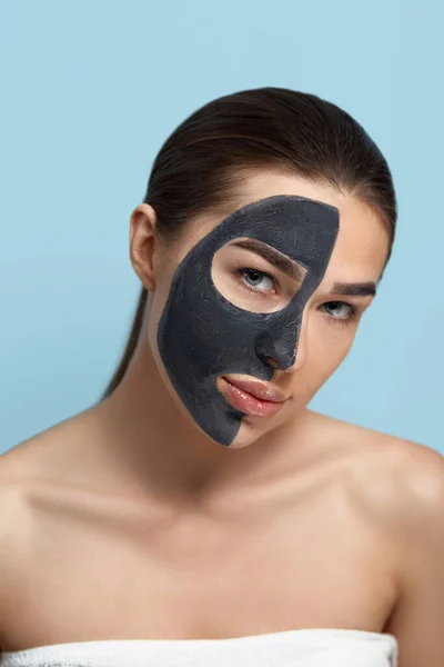 Portrait Beautiful Woman Black Mask Clay Her Face — Zdjęcie stockowe