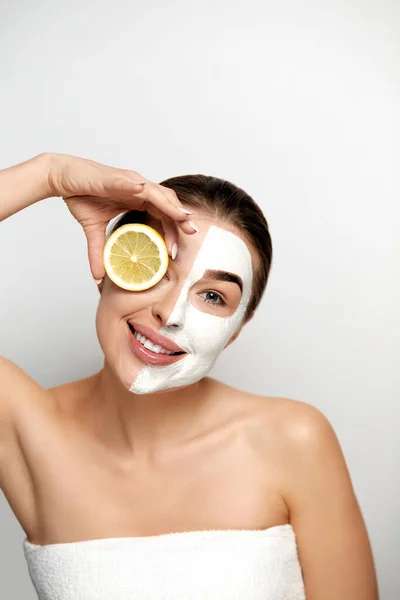 Máscara Mulher Beleza Retrato Menina Bonita Com Máscara Branca Cosmética — Fotografia de Stock