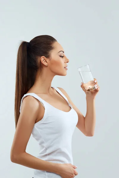 Hermosa Mujer Sosteniendo Vaso Agua Bebe Agua Chica Con Vaso — Foto de Stock